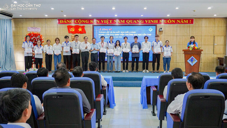 Mạng lưới cựu sinh viên Trường Đại học Cần Thơ trao 31 suất học bổng cho sinh viên nhân ngày ra mắt