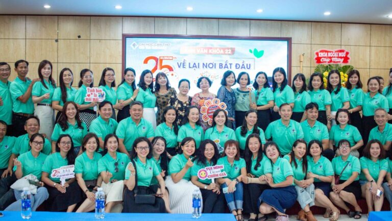 Buổi họp mặt kỷ niệm 25 năm ra trường của cựu sinh viên lớp Anh văn Khóa 22: “Về lại nơi bắt đầu”